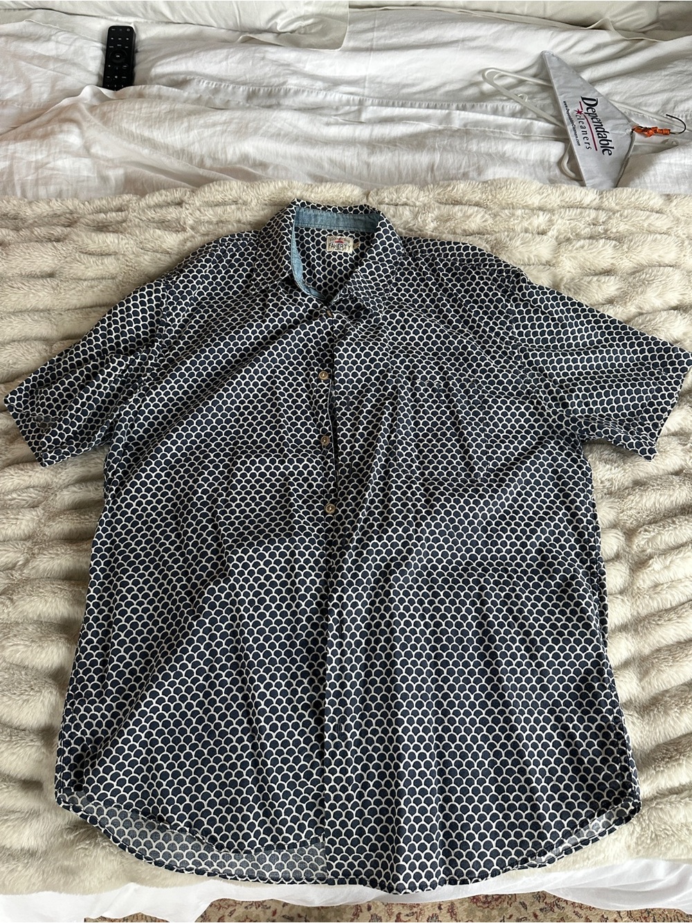 Faherty Navy and White Short-Sleeve Geo Print Button-Down Shirt